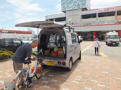 金沢市西泉 ラパーク金沢前で修理中 ウッドサイクル